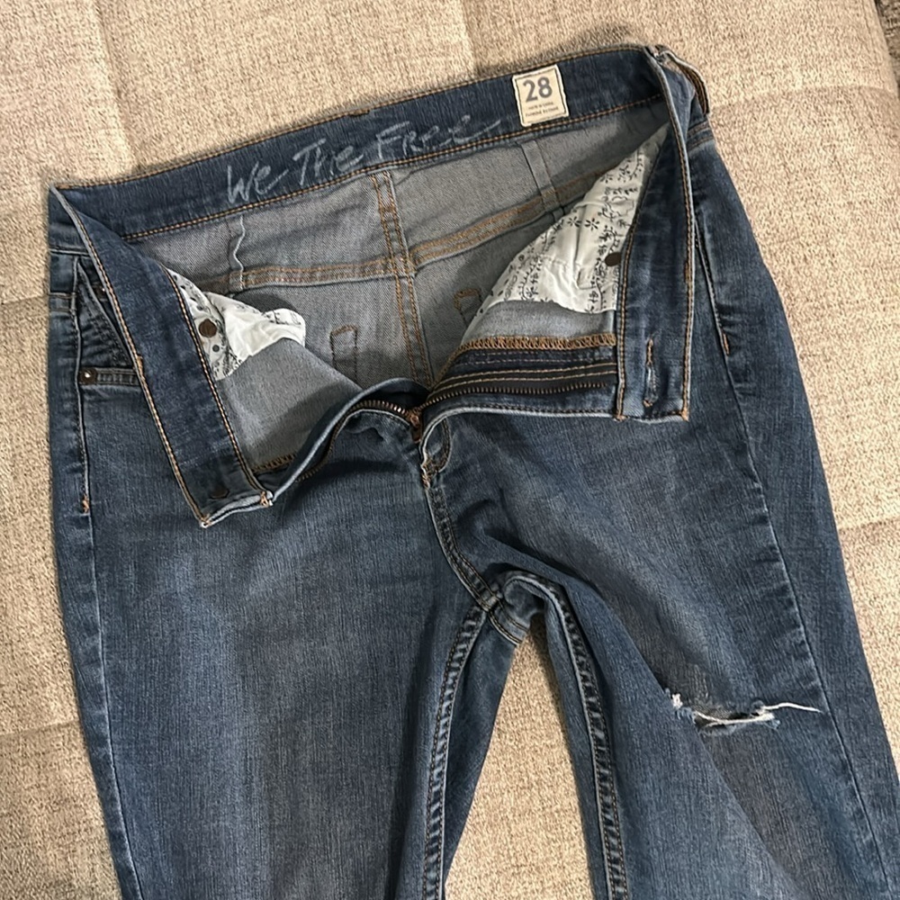 WE THE FREE FRAYED HEM DENIM JEANS SIZE 28